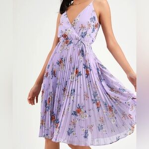 LULU’S Ali & Jay Be Mine Lavender Floral Pleated Midi Dress Adj Spag Strap Small